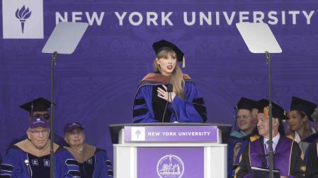 La cantante Taylor Swift se dirige a los estudiantes en la ceremonia de graduación de la Universidad de Nueva York