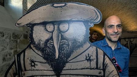 César Oroz posa en la exposición temporal 'Carliscaturas: el humor como trinchera'