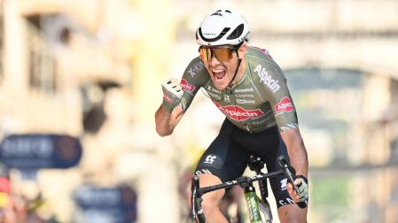 El ciclista italiano Stefano Oldani (Alpecin-Fenix) celebra el triunfo en la decimosegunda etapa del Giro de Italia, con salida en Parma y llegada en Génova tras 204 kilómetros
@GIRODITALIA
El italiano Stefano Oldani celebra el triunfo en la decimosegunda etapa del Giro