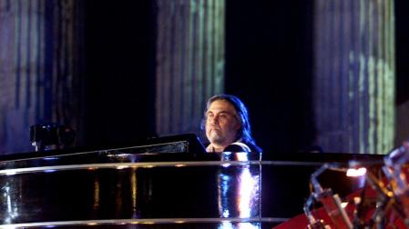 El compositor griego Vangelis, durante un concierto en el Templo de Zeus, en Atenas