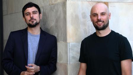 Diego S. Garrocho, a la izquierda, posa junto a Marcos G. Alonso en el Centro Cultural Iortia de Alsasua