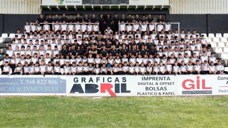 Jugadores y técnicos de todas las categorías del Club Deportivo Tudelano posaron estes jueves juntos en el estadio Ciudad de Tudela