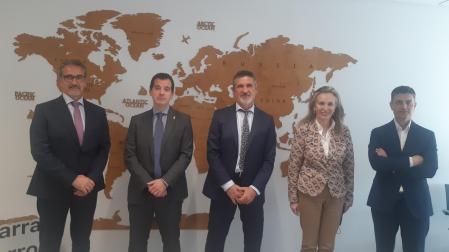 De izquierda a derecha, el presidente de ATA Navarra, Juan Carlos Equiza, el consejero Irujo, el secretario general de ATA Navarra, José Luis Perea; la directora general, Izaskun Goñi, y el director de Servicio de Trabajo, Javier Zubicoa