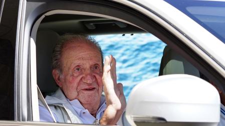 El rey emérito Juan Carlos I, a su llegada este viernes a las instalaciones del Real Club Náutico de Sanxenxo.