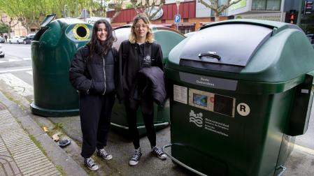 Adriana y Marina Sarría, estudiantes, junto a los nuevos contenedores en Ermitagaña.
