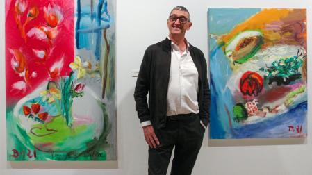 El pintor Juan Belzunegui, natural de Carcastillo, posa junto a dos de las cuarenta obras que podrán visitarse hasta el 26 de junio