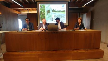 Alberto Bayona, José María Aierdi, Eneko Larrarte y Ana Bretaña en la presentación de ayer.