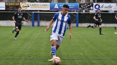 Aitor Lorea controla un balón en un duelo de esta temporada.