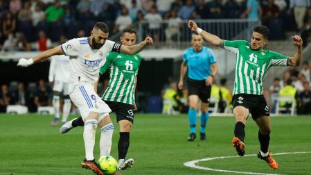 Benzema se prepara para lanzar en el partico contra el Betis