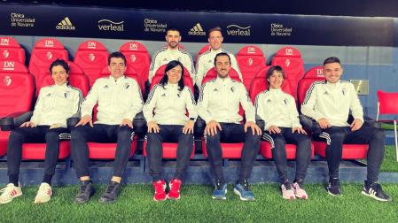 De izda. a dcha., detrás: Tommy Trigo y Alberto Pérez de Ciriza; delante, Maitane Sanzol, Iñigo de Goñi, Kakun Mainz, Fermín Eransus, Maite y Mikel Álvarez, en el banquillo de El Sadar