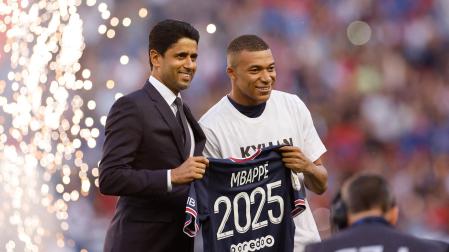 Mbappe junto a Nasser Al-Khelaifi mostrando la camiseta con su renovación hasta 2025 con el PSG