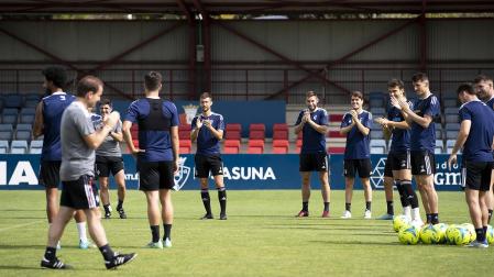 Jagoba Arrasate se dirige a los jugadores durante el entrenamiento de este sábado
