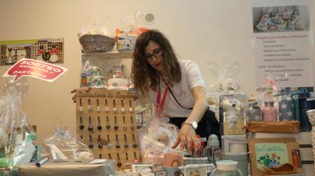 La farmacéutica pamplonnesa Ana Monente muestra algunos de los productos que vende en 'Expofamily'