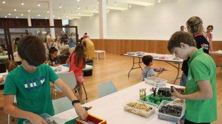 Niños, en el taller que ofrece Discover Brick en Expofamily