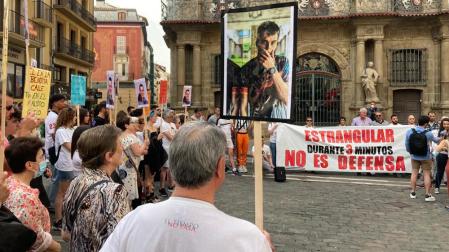 Protesta frente al Ayuntamiento de Pamplona