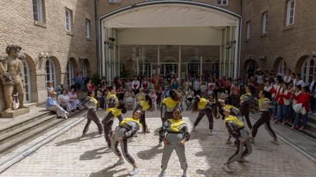 Uno de los grupos de la Escuela de baile urbano Breathless Dance Center durante su actuación