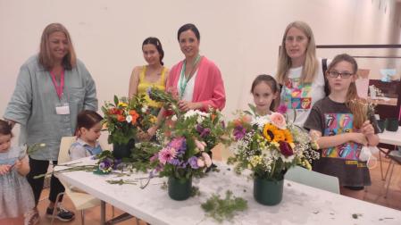 Mar Romero (izda), de Fronda, impartió un taller de centros florales para niños, en Baluarte, con motivo de 'Expofamily'.