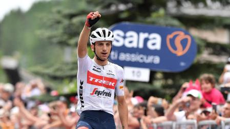 Giulio Ciccone celebra su triunfo en la decimoquinta etapa del Giro de Italia