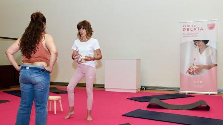 La fisioterapeuta María Medrano, impartiendo ayer un taller de hipopresivos