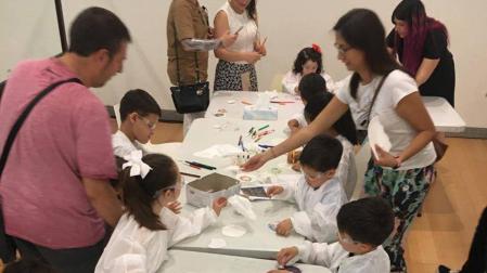 Niños con gafas de protección en un taller de ‘Apadrina la ciencia’