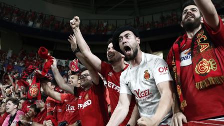 Aficionados del Mallorca celebran la salvación de su equipo