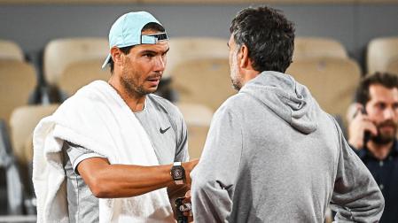 Rafa Nadal habla con Sergi Bruguera durante un entrenamiento en las pistas de Roland Garros
