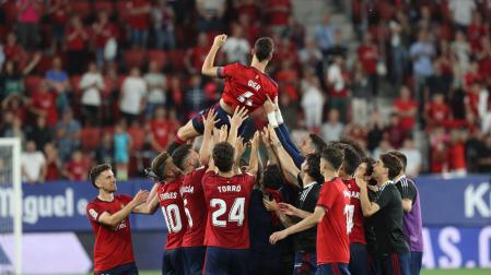 Oier Sanjurjo fue manteado por sus compañeros al término del partido