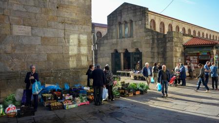 Puestos de frutas y verduras en los aledaños del Mercado de Abastos de Santiago de Compostela