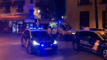 Ambulancias y coches de policía en la plaza Tirso de Molina de Madrid, donde se produjo una de las reyertas