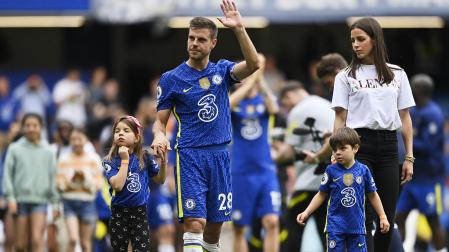 César Azpilicueta, junto a su mujer y sus hijos durante el acto que le organizó el Chelsea tras el último partido de la temporada en Stamford Bridge