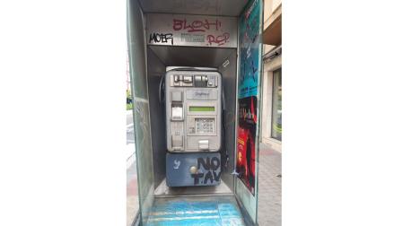 Aspecto de una cabina de teléfono de Pamplona