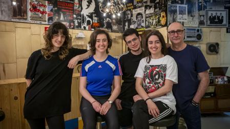 Desde la izq.: María del Amor Zubiaur, Saioa González, Iban Algea, Irati Muñoz y Ramón Vidal (director), en la Escuela Navarra de Teatro.