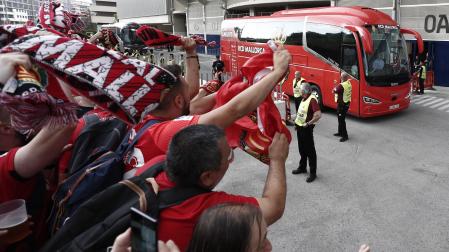 Aficionados del Mallorca, jaleando la llegada del equipo balear al estadio de El Sadar