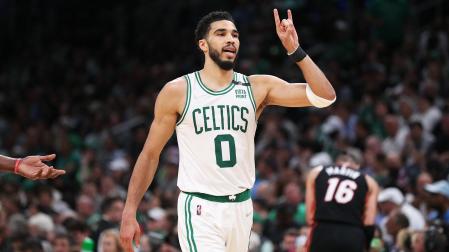 Jayson Tatum hace un gesto tras anotar una canasta en el encuentro contra los Heat