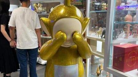 El teletubby dorado antes de caer al suelo