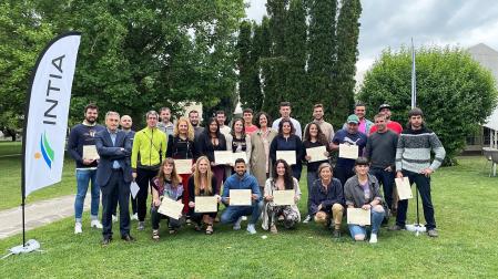 Los participantes en el curso del INTIA posan con sus diplomas