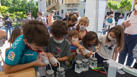 Varios niños participan en actividades de divulgación científica