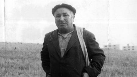 Raimundo Ayesa cerca del corral de Fuente del Hierro.