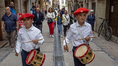 La barriada del Puy, camino este martes a la basílica para celebrar la Salve en honor de la patrona