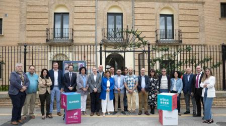 Participantes e invitados al programa ‘Impulsar Navarra’ celebrado ayer en Villafranca posaron juntos en la entrada a la casa de cultura de la localidad