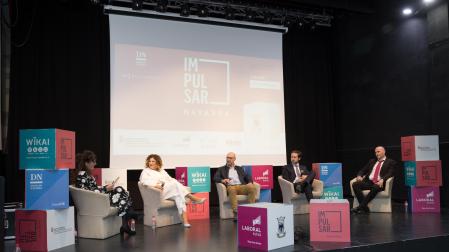 De Izda. a dcha., Belén Galindo, Mª Carmen Segura, Ignacio Urmeneta, Imanol Mijimolle y Roberto Imaz, en la mesa redonda