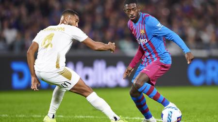 Ousmane Dembelé encara a un rival durante el amistoso en Sídney