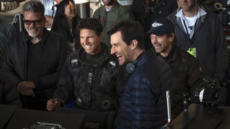 Fotografía cedida por Paramount Pictures donde aparece el director de cine Joseph Kosinski (d delante) junto al actor Tom Cruise (2i), el guionista y productor Christopher McQuarrie (i), y el productor Jerry Bruckheimer (d)