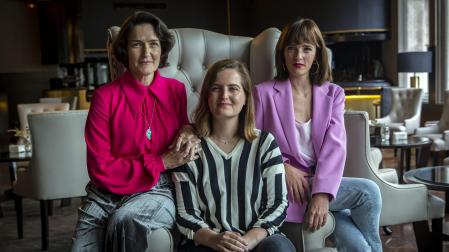 De izda. a dcha: Ángeles González-Sinde, Gabriela Ybarra y Susana Abaitua, ayer, en el hotel Tres Reyes de Pamplona