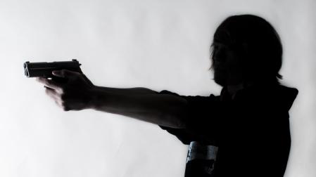 Joven apuntando con un arma