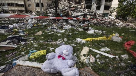 Restos de un bombardeo ruso sobre un edificio de apartamentos destruido por misiles rusos en Járkov, Ucrania