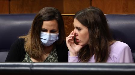 La ministra de Igualdad, Irene Montero, conversa en el Congreso con Ione Belarra, ministra de Derechos Sociales y Agenda 2030,