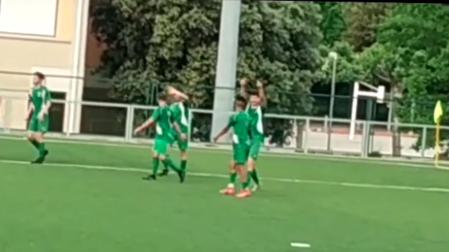 Uno de los futbolistas del CD Iruña durante la celebración de un gol