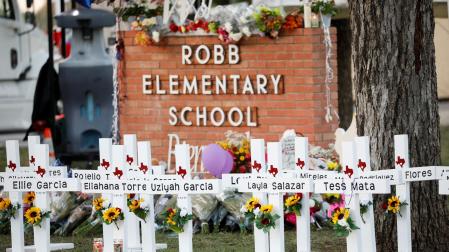 Cruces, con los nombres de las víctimas, en la escuela de primaria de Uvalde