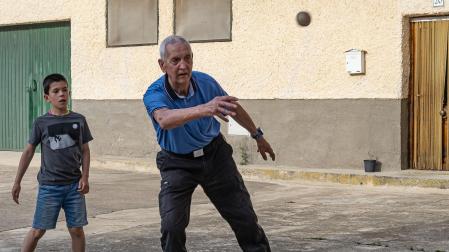 Jaime García Flores juega con su nieto Lokiz, en la pared del rebote de Igúzquiza.